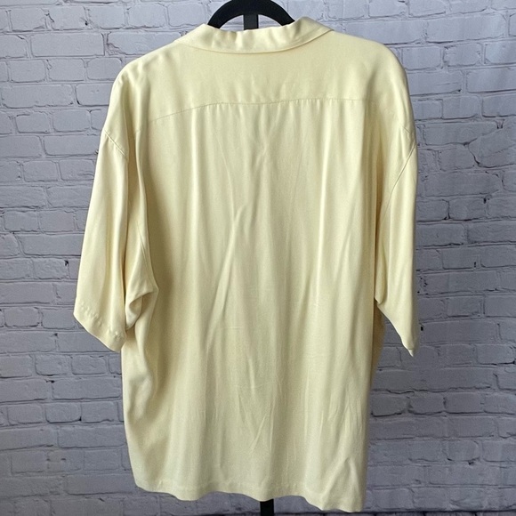 Men's Tommy Bahama 100% Silk Yellow Camp Shirt Size Large - Picture 2 of 3